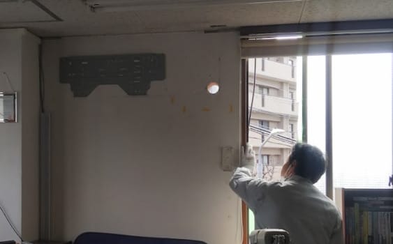 無線室のエアコンの移設作業